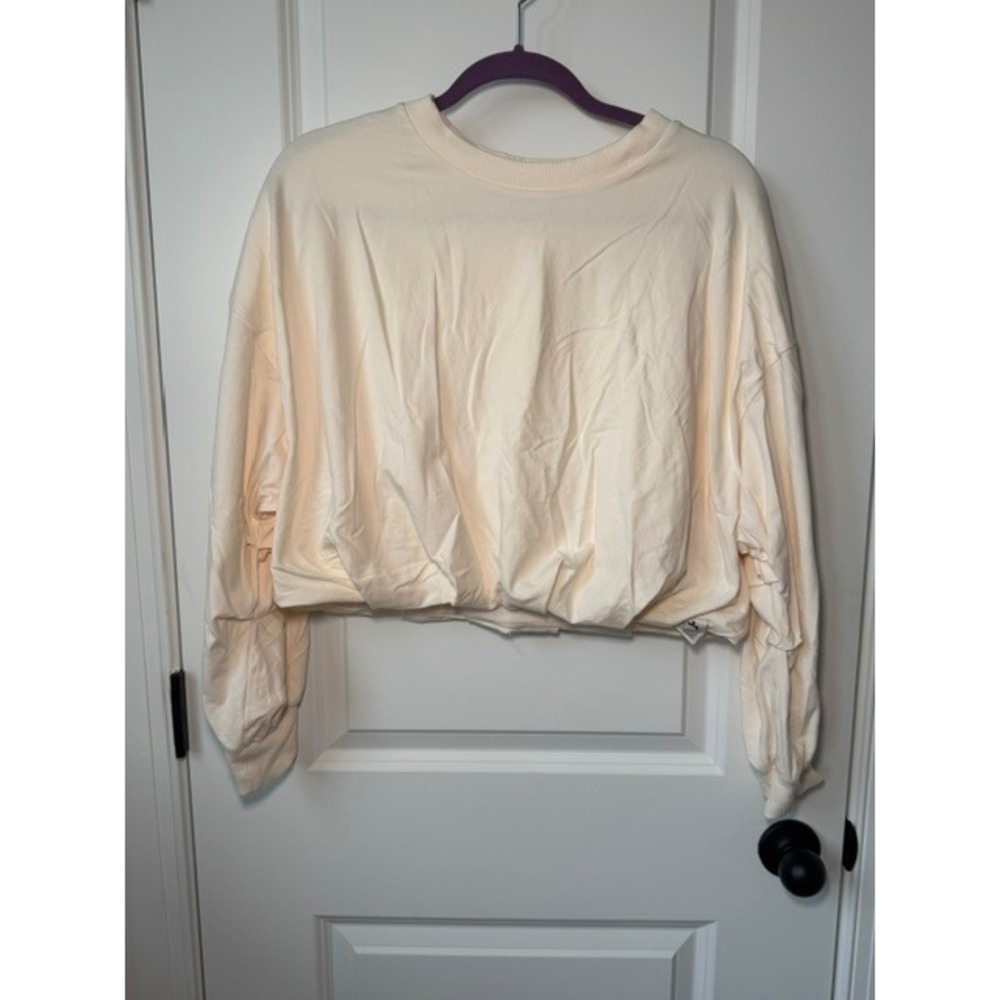 JoyLab Women Cream Bubble Hem Cropped Long Sleeve Sweatshirt Crew Neck Medium